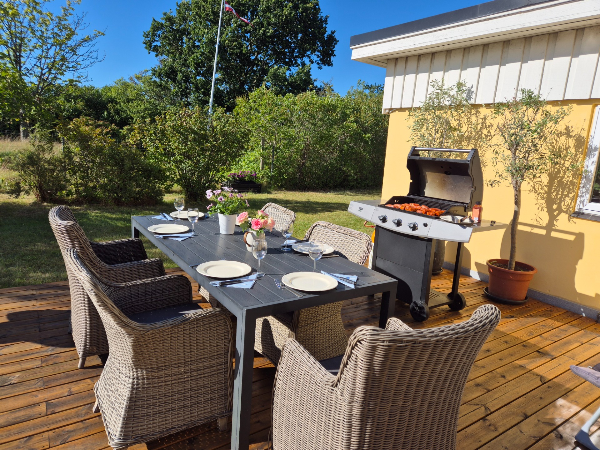 Stor deilig terasse på baksiden av huset.  Grill tilgjengelig. 